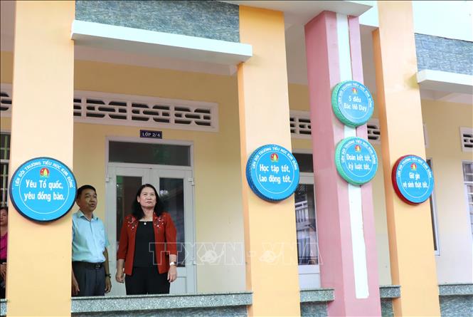 Phó Chủ tịch UBND tỉnh Vĩnh Long Nguyễn Thị Bé Mười kiểm tra công tác chuẩn bị năm học mới tại Trường Tiểu học Kim Đồng (phường Duyên Hải). Ảnh: Lê Thúy Hằng – TTXVN
