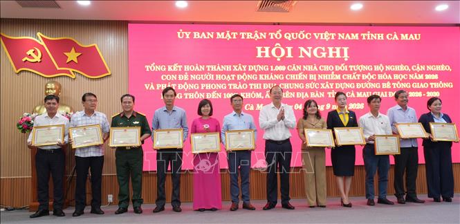 Bí thư Tỉnh uỷ Cà Mau Nguyễn Hồ Hải trao Bằng khen cho các tập thể có thành tích xuất sắc, tiêu biểu trong triển khai thực hiện chương trình. Ảnh: Huỳnh Anh - TTXVN