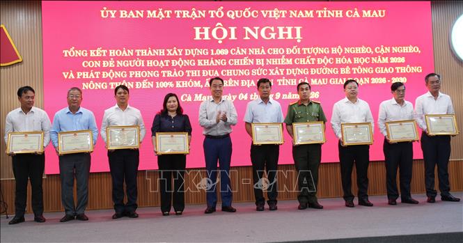 Chủ tịch UBND tỉnh Cà Mau Lữ Quang Ngời trao Bằng khen cho các cá nhân có thành tích xuất sắc, tiêu biểu trong triển khai thực hiện chương trình. Ảnh: Huỳnh Anh - TTXVN