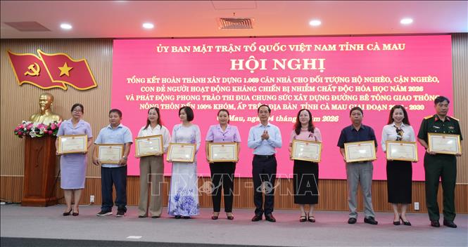 Chủ tịch Uỷ ban MTTQ Việt Nam tỉnh Cà Mau Hồ Thanh Thuỷ trao Bằng khen cho các cá nhân có thành tích xuất sắc, tiêu biểu trong triển khai thực hiện chương trình. Ảnh: Huỳnh Anh - TTXVN