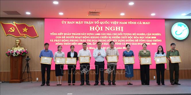 Phó Bí thư Thường trực Tỉnh uỷ Cà Mau Huỳnh Quốc Việt trao Bằng khen cho các tập thể có thành tích xuất sắc, tiêu biểu trong triển khai thực hiện chương trình. Ảnh: Huỳnh Anh - TTXVN