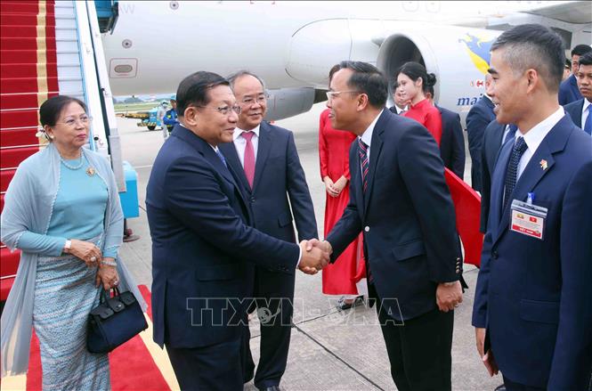 Thứ trưởng Bộ Ngoại giao Nguyễn Hoàng Long đón Tổng thống nước Cộng hòa Liên bang Myanmar Min Aung Hlaing và Phu nhân tại sân bay quốc tế Nội Bài, Hà Nội. Ảnh: Phạm Kiên – TTXVN