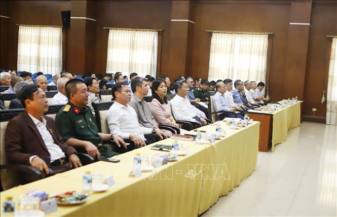 Các đại biểu tham dự kết nối Hội nghị toàn quốc quán triệt các Nghị quyết, Chỉ thị của Bộ Chính trị tại điểm cầu Đại sứ quán Việt Nam tại Lào. Ảnh: Xuân Tú - PV TTXVN tại Lào