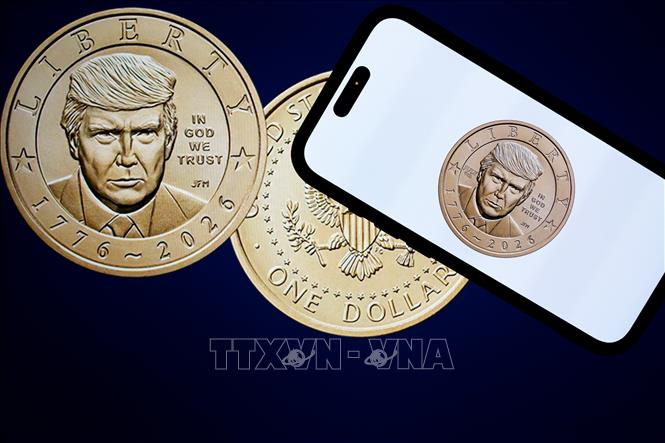 Ngày 2/9/2026, Cục Đúc tiền Mỹ cho biết đồng xu 1 USD mới mang hình Tổng thống Donald Trump đã chính thức được đưa vào lưu thông. Một mặt của đồng xu là chân dung Tổng thống Trump và được khắc các dòng chữ “Liberty” (Tự do), “In God We Trust” (Chúng ta tin vào Chúa) và “1776-2026”. Mặt còn lại của đồng xu khắc hình đại bàng đang ngậm cành ô liu và những mũi tên trong móng vuốt, cùng một dải băng mang dòng chữ “E Pluribus Unum” (Từ nhiều, thành một). Ảnh: Anadolu Agency/TTXVN phát