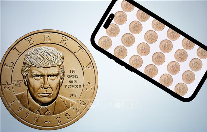 Ngày 2/9/2026, Cục Đúc tiền Mỹ cho biết đồng xu 1 USD mới mang hình Tổng thống Donald Trump đã chính thức được đưa vào lưu thông. Một mặt của đồng xu là chân dung Tổng thống Trump và được khắc các dòng chữ “Liberty” (Tự do), “In God We Trust” (Chúng ta tin vào Chúa) và “1776-2026”. Mặt còn lại của đồng xu khắc hình đại bàng đang ngậm cành ô liu và những mũi tên trong móng vuốt, cùng một dải băng mang dòng chữ “E Pluribus Unum” (Từ nhiều, thành một). Ảnh: Anadolu Agency/TTXVN phát