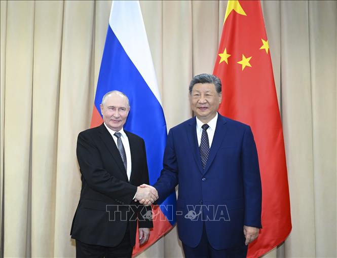 Ngày 31/8/2026, bên lề Hội nghị thượng đỉnh Tổ chức Hợp tác Thượng Hải (SCO) diễn ra ở thủ đô Bishkek của Kyrgyzstan, Chủ tịch Trung Quốc Tập Cận Bình (phải) đã có cuộc hội đàm với Tổng thống Nga Vladimir Putin. Tại cuộc gặp, Tổng thống Putin đánh giá cao quan hệ Nga - Trung, cho rằng quan hệ đối tác giữa hai nước là hình mẫu về quan hệ giữa các quốc gia, trong bối cảnh tình hình địa chính trị thế giới diễn biến phức tạp. Về phần mình, Chủ tịch Tập Cận Bình khẳng định Trung Quốc sẵn sàng hợp tác với Nga và các nước khác để cùng hoạch định lộ trình phát triển ổn định và vững chắc cho SCO. Ảnh: THX/TTXVN phát