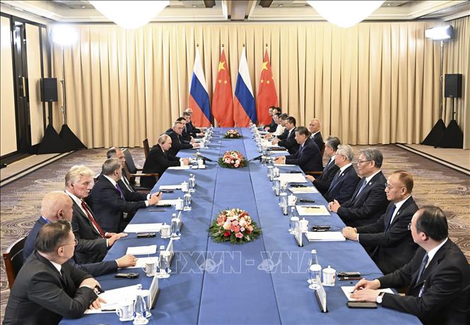 Ngày 31/8/2026, bên lề Hội nghị thượng đỉnh Tổ chức Hợp tác Thượng Hải (SCO) diễn ra ở thủ đô Bishkek của Kyrgyzstan, Chủ tịch Trung Quốc Tập Cận Bình đã có cuộc hội đàm với Tổng thống Nga Vladimir Putin. Tại cuộc gặp, Tổng thống Putin đánh giá cao quan hệ Nga - Trung, cho rằng quan hệ đối tác giữa hai nước là hình mẫu về quan hệ giữa các quốc gia, trong bối cảnh tình hình địa chính trị thế giới diễn biến phức tạp. Về phần mình, Chủ tịch Tập Cận Bình khẳng định Trung Quốc sẵn sàng hợp tác với Nga và các nước khác để cùng hoạch định lộ trình phát triển ổn định và vững chắc cho SCO. Ảnh: THX/TTXVN phát