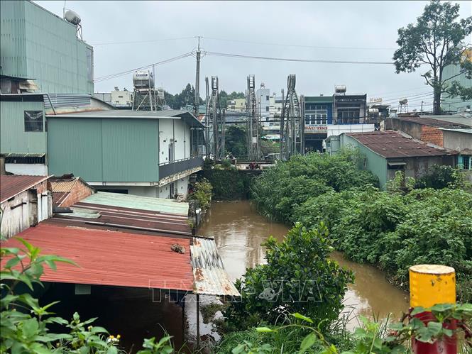 Nhiều nhà cửa của người dân trên địa bàn phường Pleiku, tỉnh Gia Lai ngập sâu trong nước. Ảnh: Hoài Nam - TTXVN