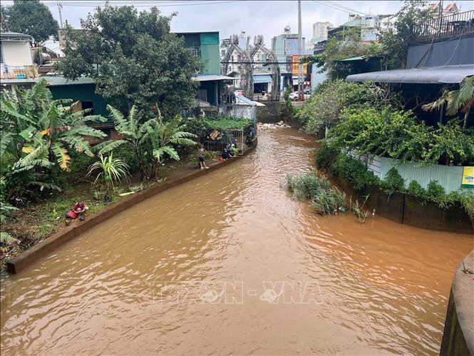 Nhiều nhà cửa của người dân trên địa bàn phường Pleiku, tỉnh Gia Lai ngập sâu trong nước. Ảnh: Hoài Nam - TTXVN