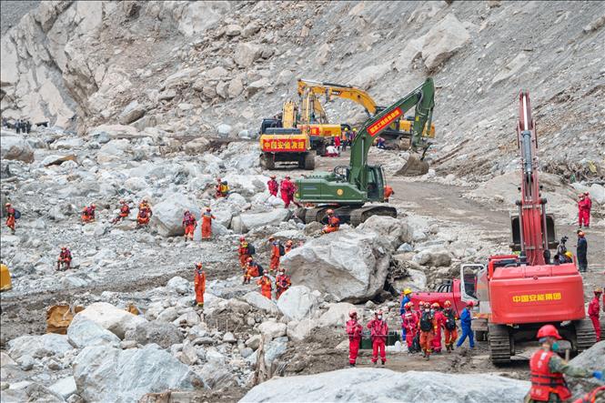 Ngày 1/9/2026, Ngoại trưởng Nepal Shisir Khanal cảnh báo vụ sập băng gây lũ quét tại khu vực biên giới Nepal - Trung Quốc là “tín hiệu cảnh báo” về những rủi ro ngày càng nghiêm trọng do biến đổi khí hậu đối với quốc gia nằm ở dãy Himalaya. Tuyên bố được đưa ra gần một tuần sau trận lũ quét dữ dội, với dòng nước lạnh giá cuốn theo đất đá và bùn đất, tàn phá trên diện rộng, làm ít nhất 1.280 người thiệt mạng và hơn 5.541 người vẫn mất tích. Ảnh: Lực lượng cứu hộ tìm kiếm các nạn nhân tại hiện trường lũ quét và lở đất tàn phá ở cảng Gyirong, Khu tự trị Tây Tạng, Trung Quốc. THX/TTXVN phát