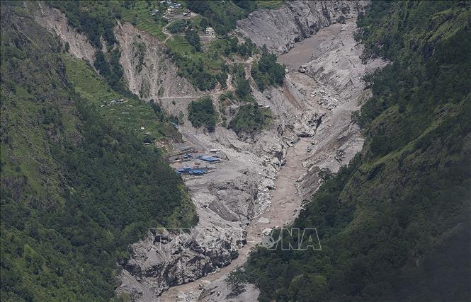 Ngày 1/9/2026, Ngoại trưởng Nepal Shisir Khanal cảnh báo vụ sập băng gây lũ quét tại khu vực biên giới Nepal - Trung Quốc là “tín hiệu cảnh báo” về những rủi ro ngày càng nghiêm trọng do biến đổi khí hậu đối với quốc gia nằm ở dãy Himalaya. Tuyên bố được đưa ra gần một tuần sau trận lũ quét dữ dội, với dòng nước lạnh giá cuốn theo đất đá và bùn đất, tàn phá trên diện rộng, làm ít nhất 1.280 người thiệt mạng và hơn 5.541 người vẫn mất tích. Ảnh: Hiện trường lũ quét và lở đất tàn phá ở Rasuwa, Nepal. THX/TTXVN phát