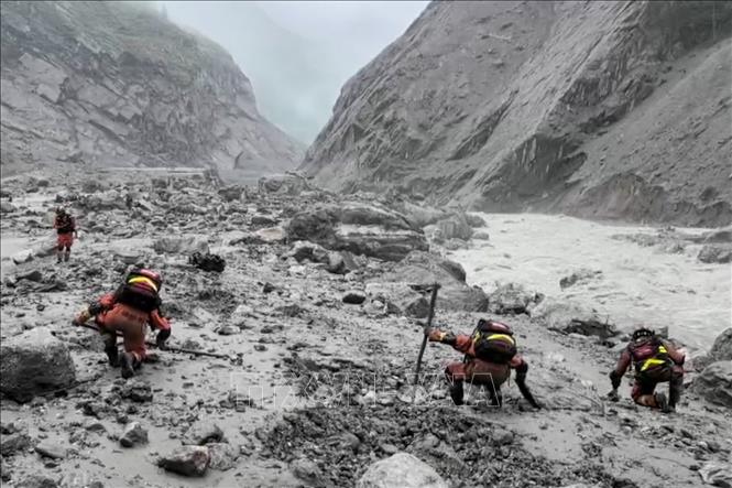 Ngày 1/9/2026, Ngoại trưởng Nepal Shisir Khanal cảnh báo vụ sập băng gây lũ quét tại khu vực biên giới Nepal - Trung Quốc là “tín hiệu cảnh báo” về những rủi ro ngày càng nghiêm trọng do biến đổi khí hậu đối với quốc gia nằm ở dãy Himalaya. Tuyên bố được đưa ra gần một tuần sau trận lũ quét dữ dội, với dòng nước lạnh giá cuốn theo đất đá và bùn đất, tàn phá trên diện rộng, làm ít nhất 1.280 người thiệt mạng và hơn 5.541 người vẫn mất tích. Ảnh: Lực lượng cứu hộ tìm kiếm các nạn nhân tại hiện trường lũ quét và lở đất tàn phá ở huyện Gyirong, Khu tự trị Tây Tạng, Trung Quốc. THX/TTXVN phát