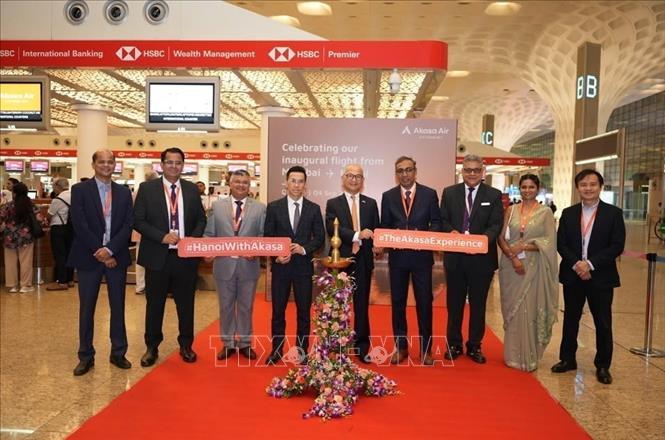Đại sứ Trịnh Minh Mạnh (ở giữa) và Tổng lãnh sự Việt Nam tại Mumbai Lê Quang Biên (bên trái) tại lễ khai trương đường bay. Ảnh: Đại sứ quán cung cấp