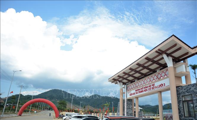 Cổng Trường Phổ thông nội trú liên cấp Tiểu học và Trung học cơ sở A Lưới 3 (thành phố Huế) được xây dựng hiện đại. Ảnh: Văn Dũng-TTXVN