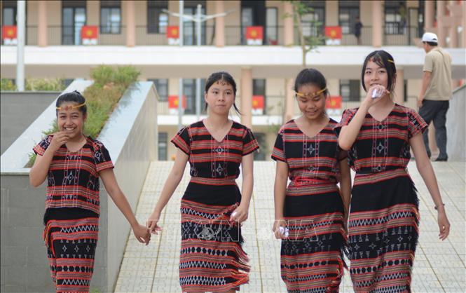 Học sinh Trường Phổ thông nội trú Tiểu học và Trung học cơ sở A Lưới 3 (thành phố Huế) hạnh phúc khi được học trong ngôi trường mới hiện đại, khang trang. Ảnh: Văn Dũng-TTXVN