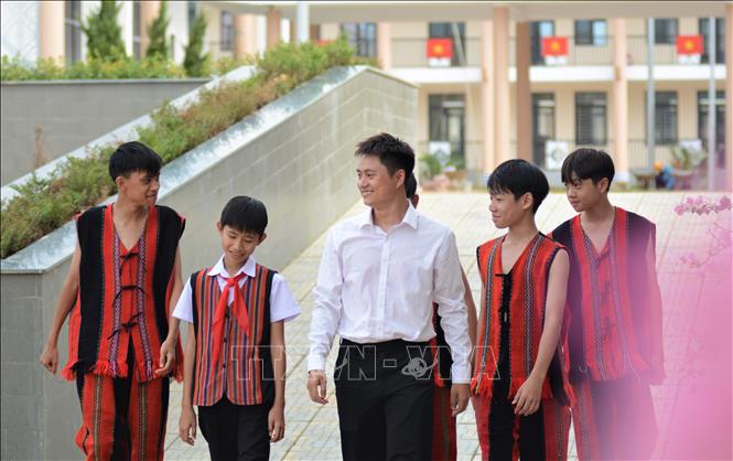 Học sinh và giáo viên Trường Phổ thông nội trú Tiểu học và Trung học cơ sở A Lưới 3 (thành phố Huế) hạnh phúc khi được dạy và học trong ngôi trường mới hiện đại, khang trang. Ảnh: Văn Dũng-TTXVN
