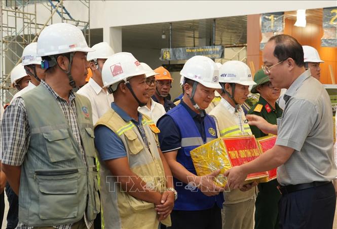 Bí thư Tỉnh ủy Cà Mau Nguyễn Hồ Hải tặng qua cho các đơn vị thi công Cảng hàng không Cà Mau. Ảnh: Tuấn Phi - TTXVN