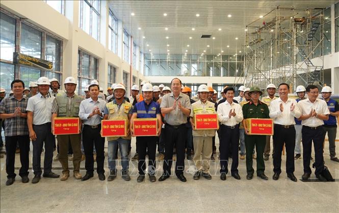 Bí thư Tỉnh ủy Cà Mau Nguyễn Hồ Hải tặng quà với các đơn vị thi công. Ảnh: Tuấn Phi - TTXVN