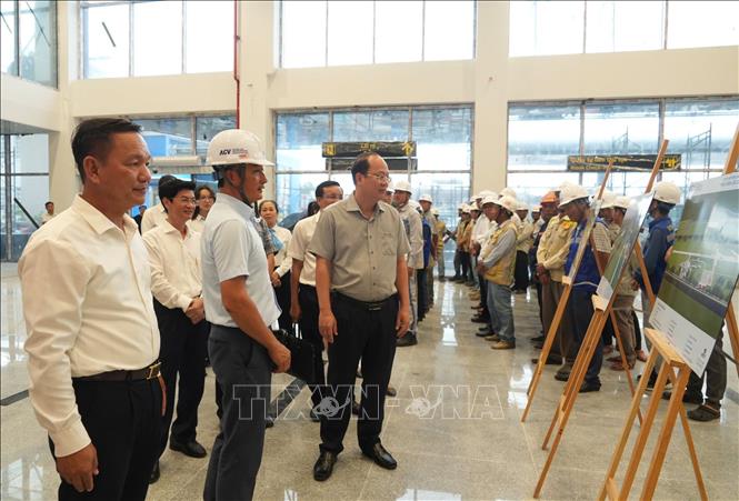 Bí thư Tỉnh ủy Cà Mau Nguyễn Hồ Hải khảo sát gói thầu xây dựng nhà ga của Cảng hàng không Cà Mau. Ảnh: Tuấn Phi - TTXVN