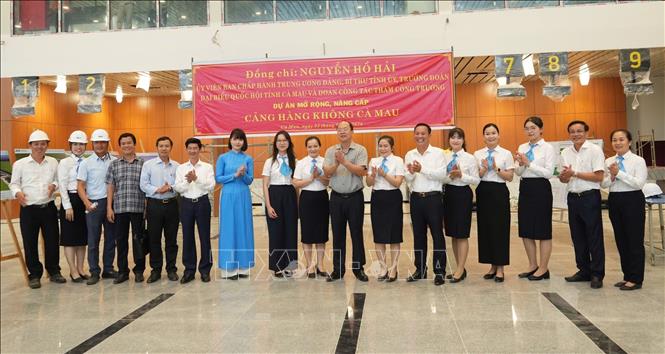 Bí thư Tỉnh ủy Cà Mau Nguyễn Hồ Hải và Ban giám đốc, nhân viên Cảng hàng không Cà Mau. Ảnh: Tuấn Phi - TTXVN