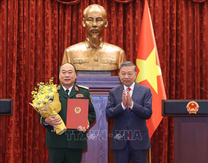 Tổng Bí thư, Chủ tịch nước Tô Lâm trao Quyết định thăng quân hàm từ Trung tướng lên Thượng tướng đối với đồng chí Lê Quang Đạo, Phó Tổng Tham mưu trưởng Quân đội nhân dân Việt Nam. Ảnh: Thống Nhất – TTXVN