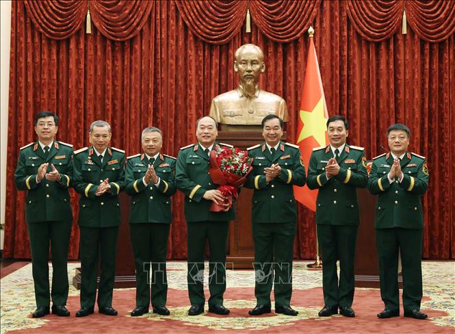 Các đại biểu tặng hoa chúc mừng Thượng tướng Lê Quang Đạo, Phó Tổng Tham mưu trưởng Quân đội nhân dân Việt Nam. Ảnh: Thống Nhất – TTXVN