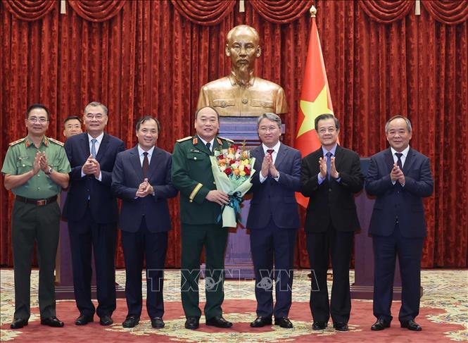Các đại biểu tặng hoa chúc mừng Thượng tướng Lê Quang Đạo, Phó Tổng Tham mưu trưởng Quân đội nhân dân Việt Nam. Ảnh: Thống Nhất – TTXVN