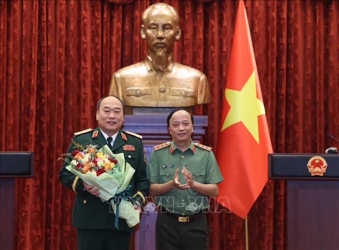 Thượng tướng Đặng Hồng Đức, Ủy viên Trung ương Đảng, Ủy viên Ban Thường vụ Đảng ủy Công an Trung ương, Thứ trưởng Bộ Công an tặng hoa chúc mừng Thượng tướng Lê Quang Đạo, Phó Tổng Tham mưu trưởng Quân đội nhân dân Việt Nam. Ảnh: Thống Nhất – TTXVN