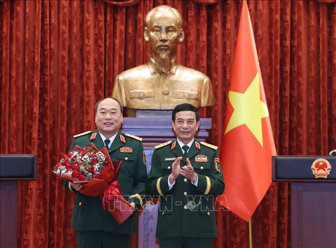 Đại tướng Phan Văn Giang, Uỷ viên Bộ Chính trị, Phó Bí thư Quân uỷ Trung ương, Phó Thủ tướng, Bộ trưởng Bộ Quốc phòng tặng hoa chúc mừng Thượng tướng Lê Quang Đạo, Phó Tổng Tham mưu trưởng Quân đội nhân dân Việt Nam. Ảnh: Thống Nhất – TTXVN