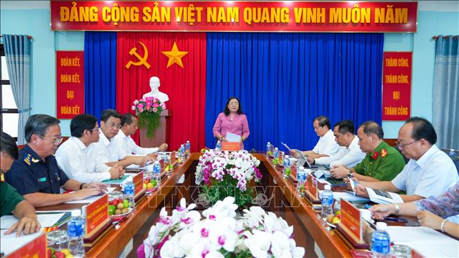 Lãnh đạo tỉnh Tây Ninh làm việc với các lực lượng ở thực địa Cửa khẩu quốc tế Mộc Bài về phương án tổng thể Dự án Phát triển hạ tầng Mộc Bài đến năm 2030. Ảnh: Minh Phú – TTXVN