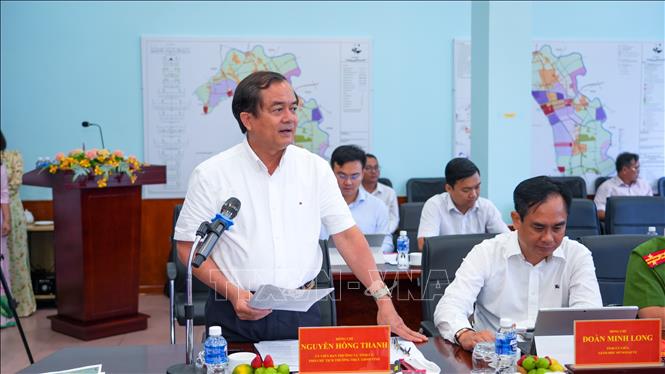 Ông Nguyễn Hồng Thanh, Phó Chủ tịch Thường trực UBND tỉnh Tây Ninh trao đổi về phương án quy hoạch, tổ chức không gian và hạ tầng kỹ thuật Cửa khẩu quốc tế Mộc Bài. Ảnh: Minh Phú - TTXVN 