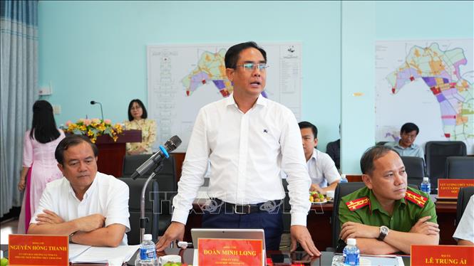 Ông Đoàn Minh Long, Giám đốc Sở Ngoại vụ tỉnh Tây Ninh đề xuất nâng cấp các hạng mục phục vụ công tác ngoại giao cấp Nhà nước tại Cửa khẩu quốc tế Mộc Bài. Ảnh: Minh Phú – TTXVN