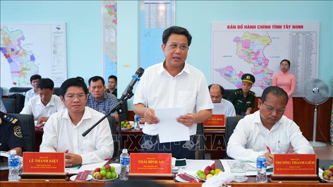 Ông Thái Bình An, Phó trưởng Ban Quản lý Khu kinh tế tỉnh Tây Ninh báo cáo phương án phương án tổng thể Dự án Phát triển hạ tầng Mộc Bài đến năm 2030. Ảnh: Minh Phú – TTXVN