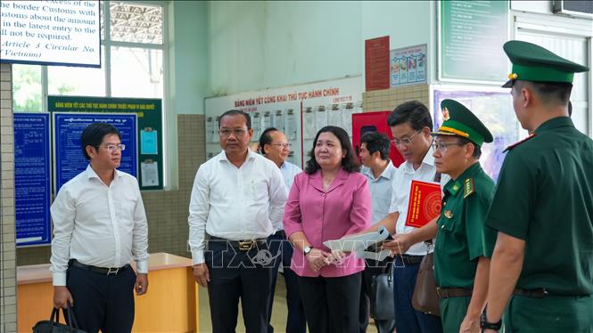 Ủy viên Trung ương Đảng, Phó Bí thư Thường trực Tỉnh ủy Tây Ninh Hồ Thị Hoàng Yến khảo sát điều kiện, cơ sở vật chất Trạm kiểm soát liên hợp, Cửa khẩu quốc tế Mộc Bài. Ảnh: Minh Phú – TTXVN