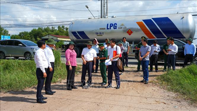 Đoàn công tác của lãnh đạo tỉnh Tây Ninh cùng các sở, ngành, lực lượng chức năng, khảo sát tuyến kết nối từ điểm cuối cao tốc Thành phố Hồ Chí Minh - Mộc Bài. Ảnh: Minh Phú – TTXVN