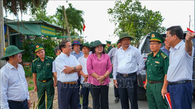 Lãnh đạo tỉnh Tây Ninh khảo sát khu vực biên giới xã Bến Cầu, nơi được định hướng phát triển đồng bộ hạ tầng giao thông, logistics và khu kinh tế cửa khẩu. Ảnh: Minh Phú – TTXVN