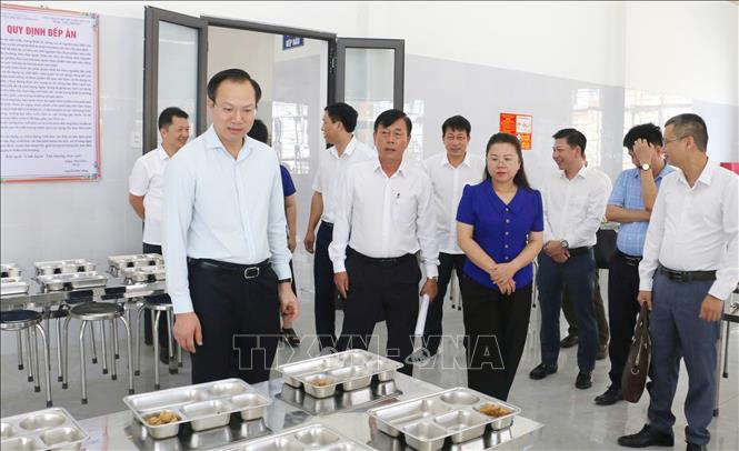 Thứ trưởng Bộ Giáo dục và Đào tạo Đoàn Trung Kiên cùng đoàn công tác kiểm tra tình hình chuẩn bị năm học mới tại Trường phổ thông Dân tộc nội trú liên cấp Tiểu học và Trung học cơ sở xã Thanh Nưa. Ảnh: TTXVN phát