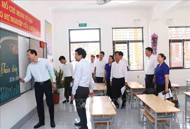 Thứ trưởng Bộ Giáo dục và Đào tạo Đoàn Trung Kiên cùng đoàn công tác kiểm tra tình hình chuẩn bị năm học mới tại Trường phổ thông Dân tộc nội trú liên cấp Tiểu học và Trung học cơ sở xã Thanh Nưa. Ảnh: TTXVN phát