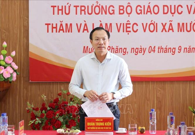 Thứ trưởng Bộ Giáo dục và Đào tạo Đoàn Trung Kiên phát biểu tại buổi làm việc với UBND xã Mường Phăng và Trường Trung học cơ sở Võ Nguyên Giáp. Ảnh: TTXVN phát