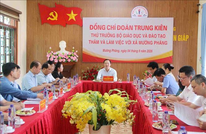 Thứ trưởng Bộ Giáo dục và Đào tạo Đoàn Trung Kiên cùng đoàn công tác làm việc với UBND xã Mường Phăng và Trường Trung học cơ sở Võ Nguyên Giáp. Ảnh: TTXVN phát