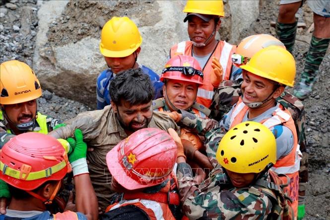 Lực lượng cứu hộ giải cứu một công nhân bị mắc kẹt sau thảm họa lũ quét tại Rasuwa, Nepal, ngày 4/9/2026. Ảnh: THX/TTXVN phát