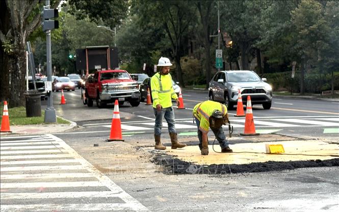 Nhân viên sửa chữa đường đang làm việc trên đường Connecticut, Washington DC. Ảnh: Quang Thịnh - PV TTXVN tại Mỹ