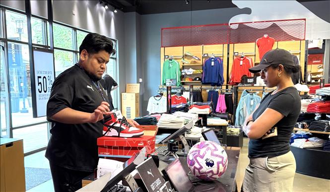Nhân viên bán hàng trong trung tâm mua sắm Clarksburg Premium Outlets, bang Maryland. Ảnh: Quang Thịnh - PV TTXVN tại Mỹ
