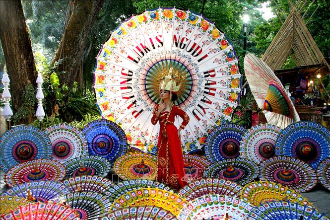 Vũ công biểu diễn tại Lễ hội Ô Indonesia ở Surakarta, tỉnh Trung Java, ngày 4/9/2026. Ảnh: THX/TTXVN phát