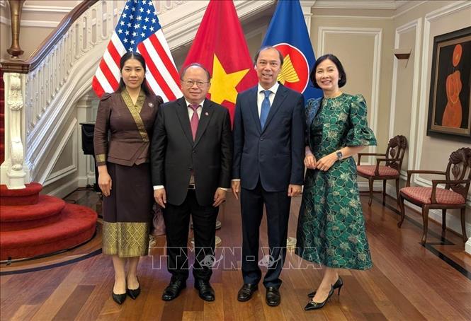 Đại sứ Việt Nam tại Mỹ Nguyễn Quốc Dũng và phu nhân (bên phải) cùng Đại sứ Lào tại Mỹ Phoukhong Sisoulath và phu nhân (bên trái) chụp ảnh lưu niệm. Ảnh: Ngọc Quang – PV TTXVN tại Mỹ