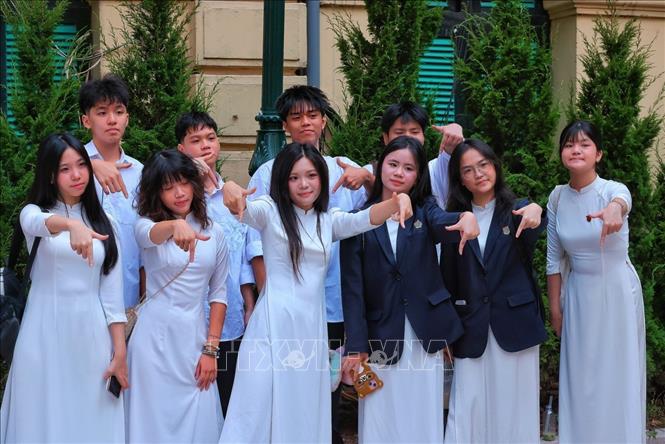 Học sinh Trường THPT Việt Đức lưu lại kỷ niệm trong ngày đầu tiên năm học mới 2026 - 2027. Ảnh: Hoàng Hiếu - TTXVN 