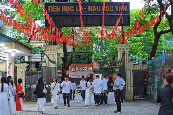 Từ 5h40’, nhiều học sinh Trường THPT Việt Đức đã tới trường, háo hức đón chờ Lễ khai giảng năm học mới 2026 - 2027. Ảnh: Hoàng Hiếu - TTXVN 