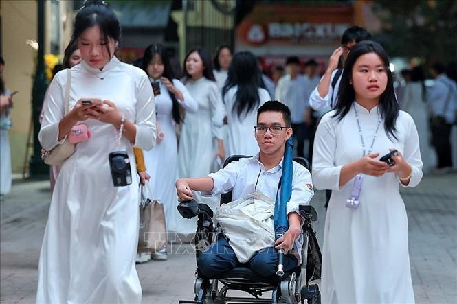 Cùng các bạn đến trường trong ngày khai giảng năm học 2026 - 2027 tại Trường THPT Việt Đức. Ảnh: Phạm Tuấn Anh - TTXVN
