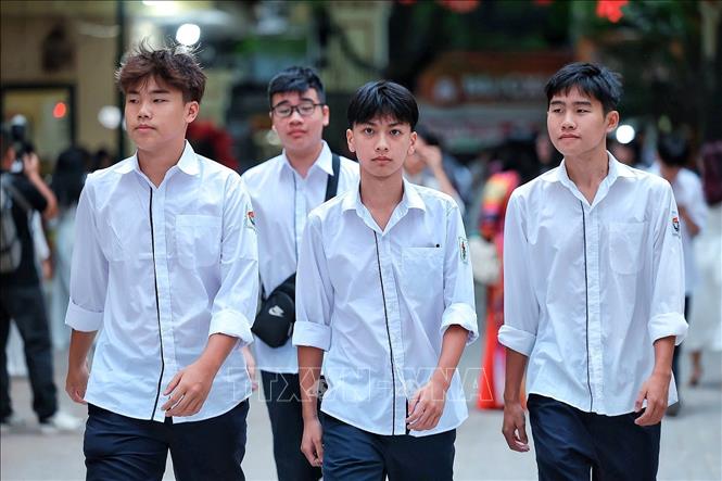 Nam sinh Trường THPT Việt Đức đến trường trong buổi sáng khai giảng năm học mới 2026 - 2027. Ảnh: Phạm Tuấn Anh - TTXVN