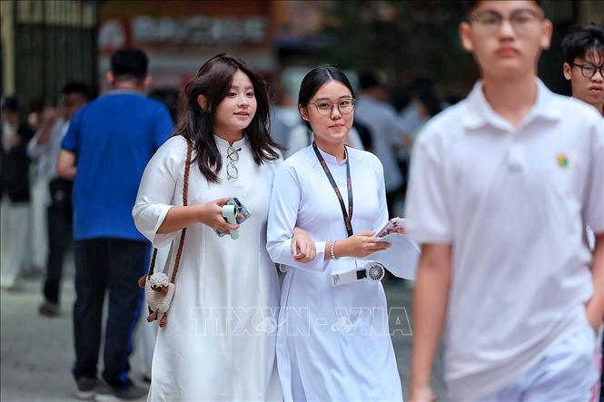 Nữ sinh Trường THPT Việt Đức đến trường từ sớm, háo hức đón chờ Lễ khai giảng năm học mới. Ảnh: Phạm Tuấn Anh - TTXVN